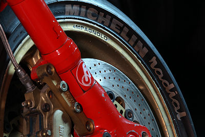 Первые радиальные мотоциклетные шины Michelin появились на гоночном треке в 1984 году.