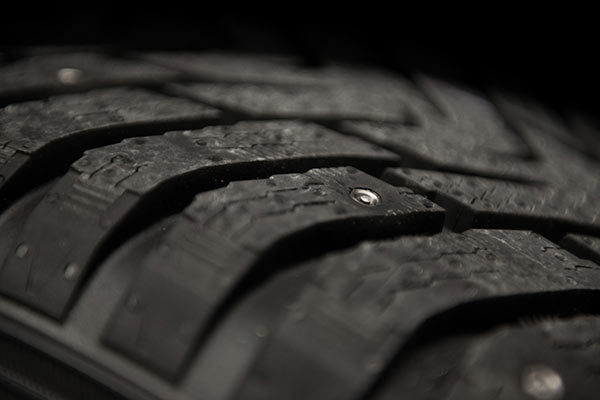 Nokian Tyres представляет первые нешипованные зимние шины с шипами.