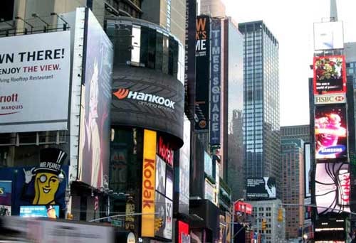Новая реклама Hankook в Тайм-Сквер в сердце Нью-Йорка.