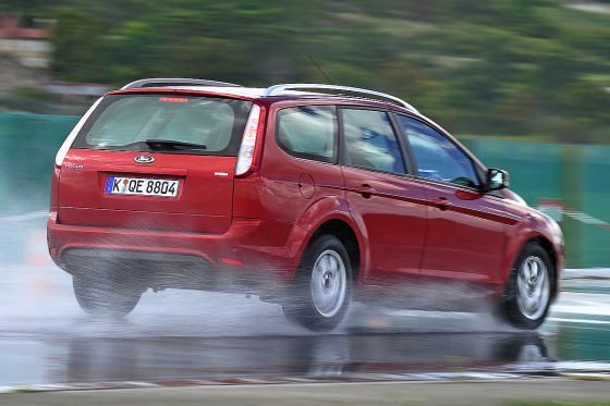 Тест на мокрой дороге.