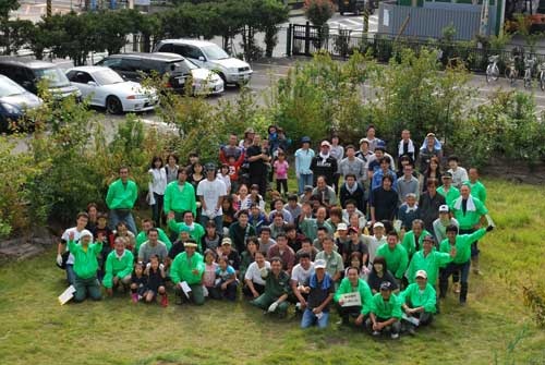 участие в посадке принимали не только сотрудники и члены их семей, но и работники предприятий, расположенных неподалеку