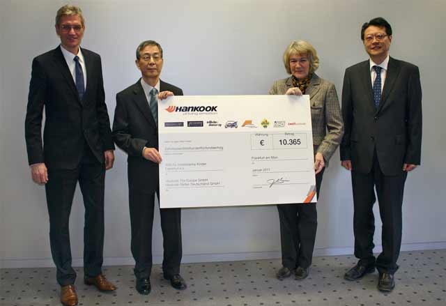 Компания Hankook передала чек на сумму 10 365 евро фонду «Помощь больным раком детям Франкфурта».