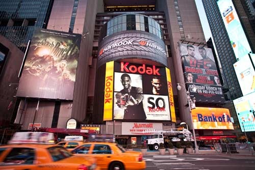 Hankook празднует возвращение своей рекламы на Таймс-сквер.