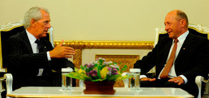 Румынский президент принимает руководителя компании Pirelli. Румынский президент принимает руководителя компании Pirelli.