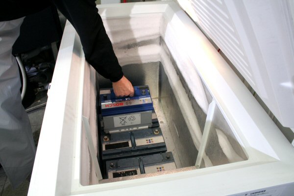 ADAC тестирует автомобильные аккумуляторы