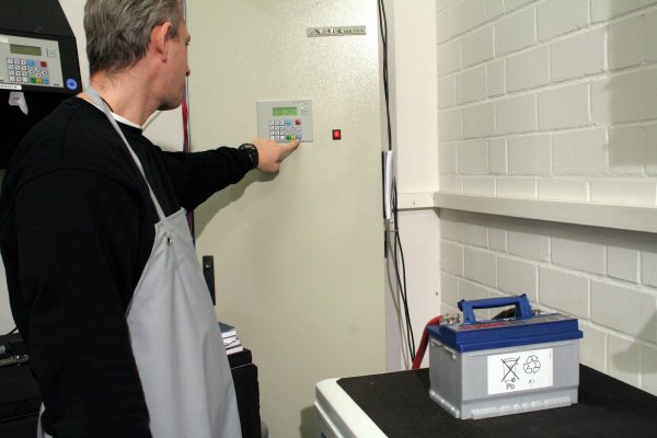 ADAC тестирует автомобильные аккумуляторы