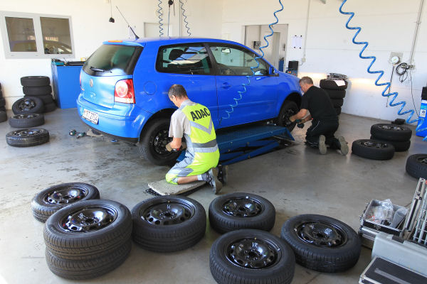 ADAC тестирует  летние шины размера 165/70 R14Т. 