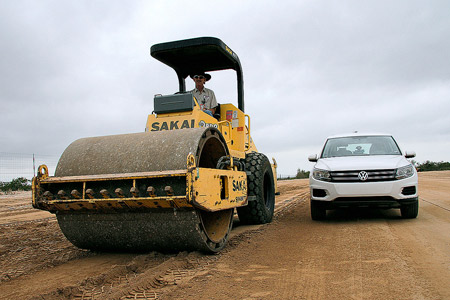 Перед каждым заездом трек тщательно выравнивался.  