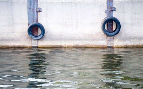 автомобильные шины на море