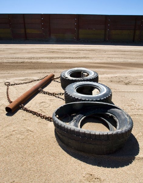 Шины как защита от нелегальной миграции