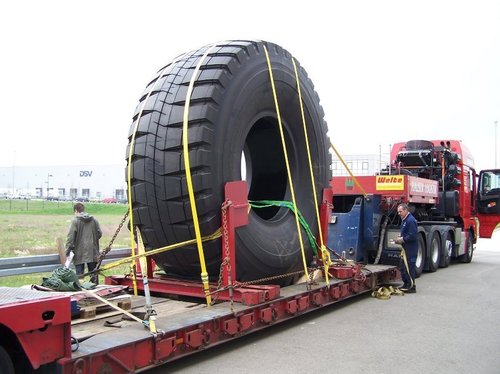 Эта шина весит как 600 легковых шин