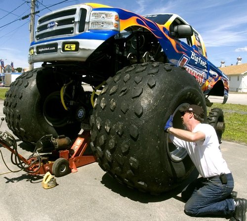 водители монстр-траков сами вырезают рисунок протектора своих шин