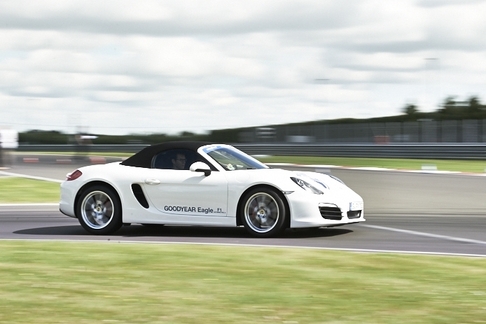 Порше с высокотехнологичными шинами Goodyear Порше с высокотехнологичными шинами Goodyear