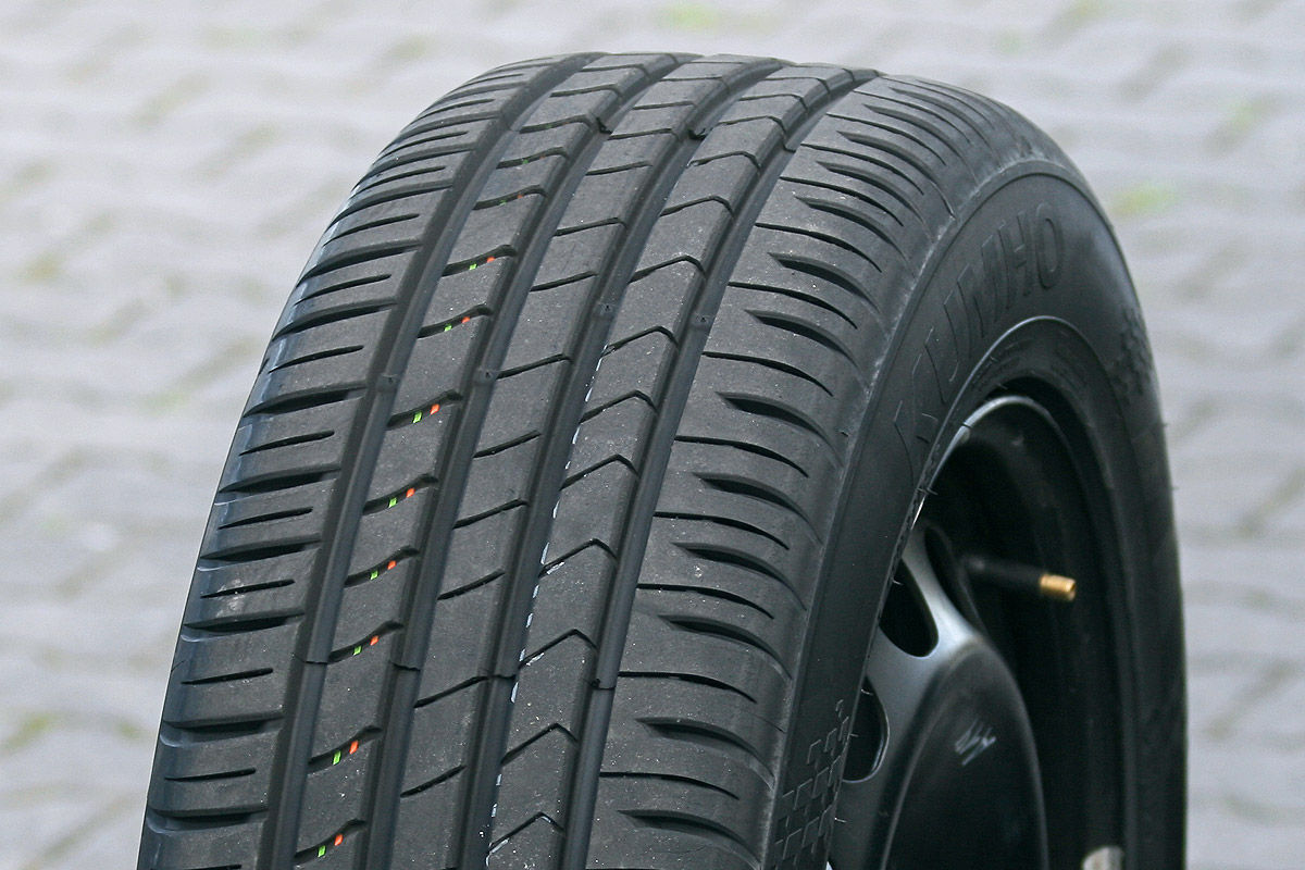 Kumho Ecsta HS51