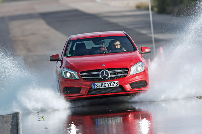 на мокрой дороге 