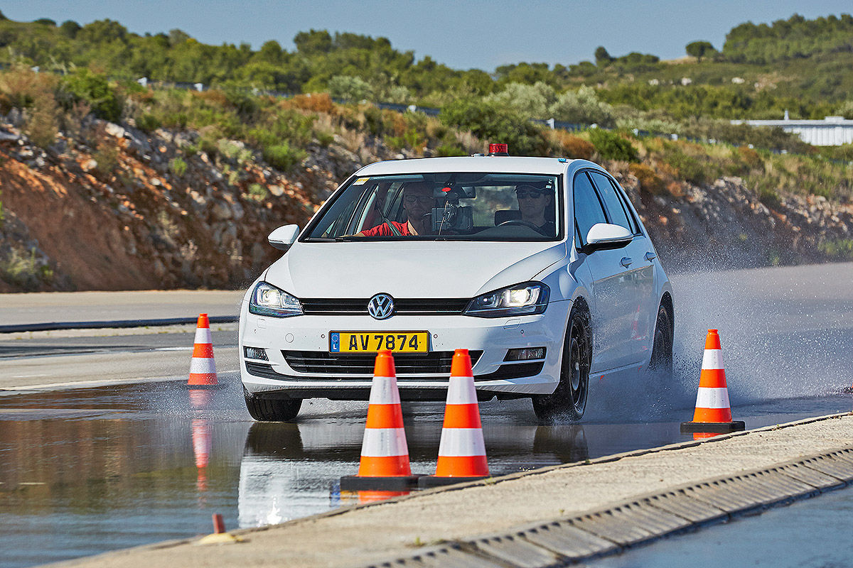 Тест на мокрой дороге