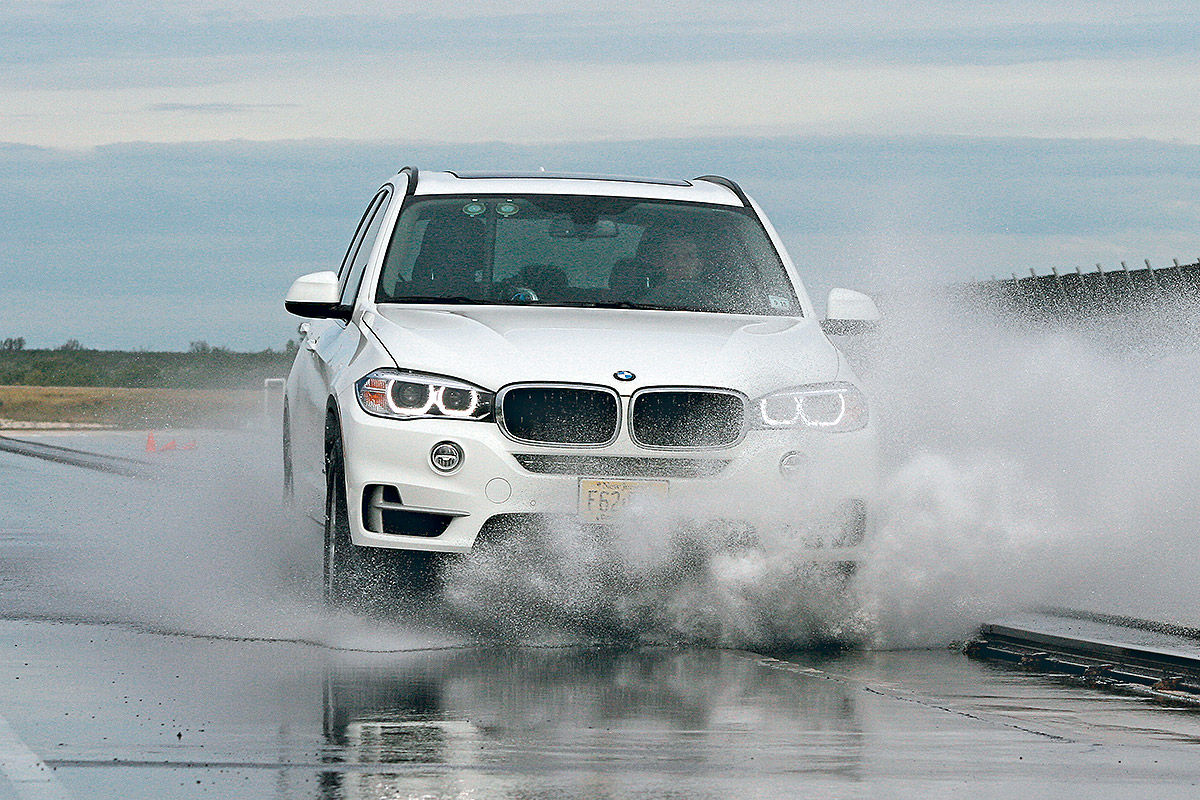 Тест на мокрой дороге