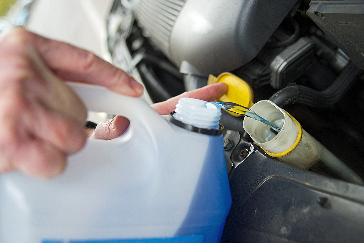 Утилизация антифриза. Незамерзайка для авто. Стеклоомывающей жидкости в зимний период. Жидкость в бачок омывателя. Воронка для стеклоомывающей жидкости.