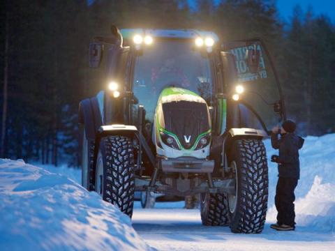 Valtra и Nokian создали самый быстрый в мире трактор.