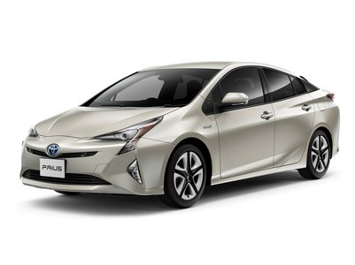 Новая Toyota Prius с шинами Bridgestone.