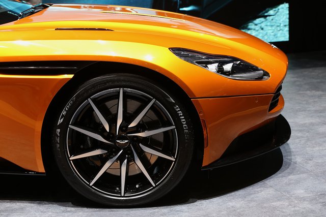 Aston Martin DB11 с шинами Bridgestone Potenza S007