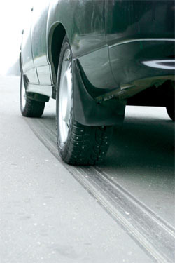 По асфальту — на шипах.