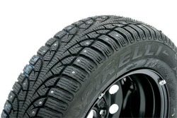 По асфальту — на шипах.