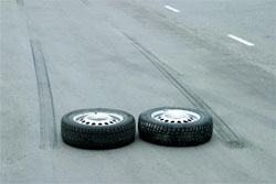 По асфальту — на шипах.